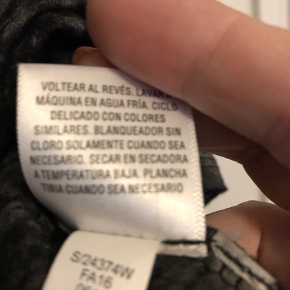 * NWOT Macy’s Style & Co flirty cold shoulder top - Picture 6 of 6